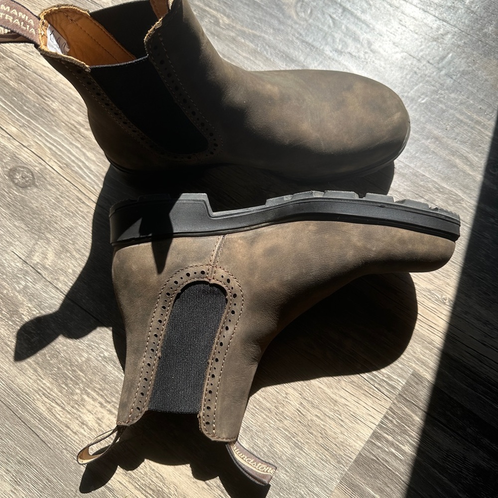 Like New Women’s Blundstone Chelsea boots AU size 5.5 US size 8.5 Hight Top
